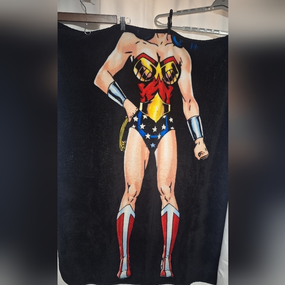 Wonder Woman Fleece Throw Blanket - Black and Red